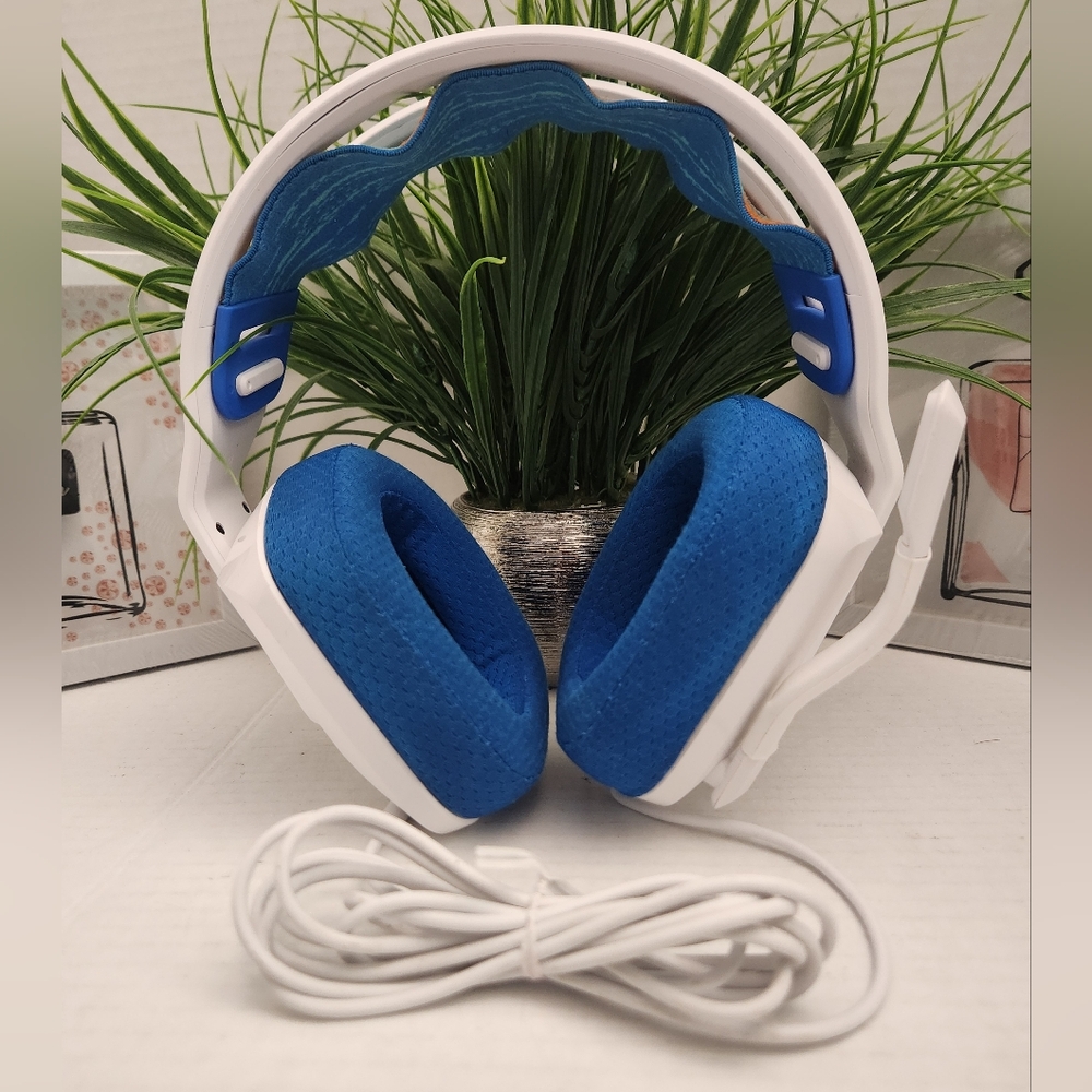 Logitech G335 Wired White and Blue Gaming Headphones